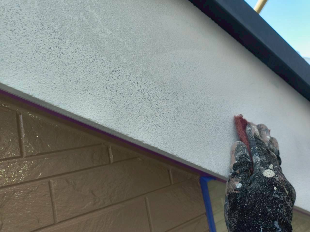 白い破風板をケレン中